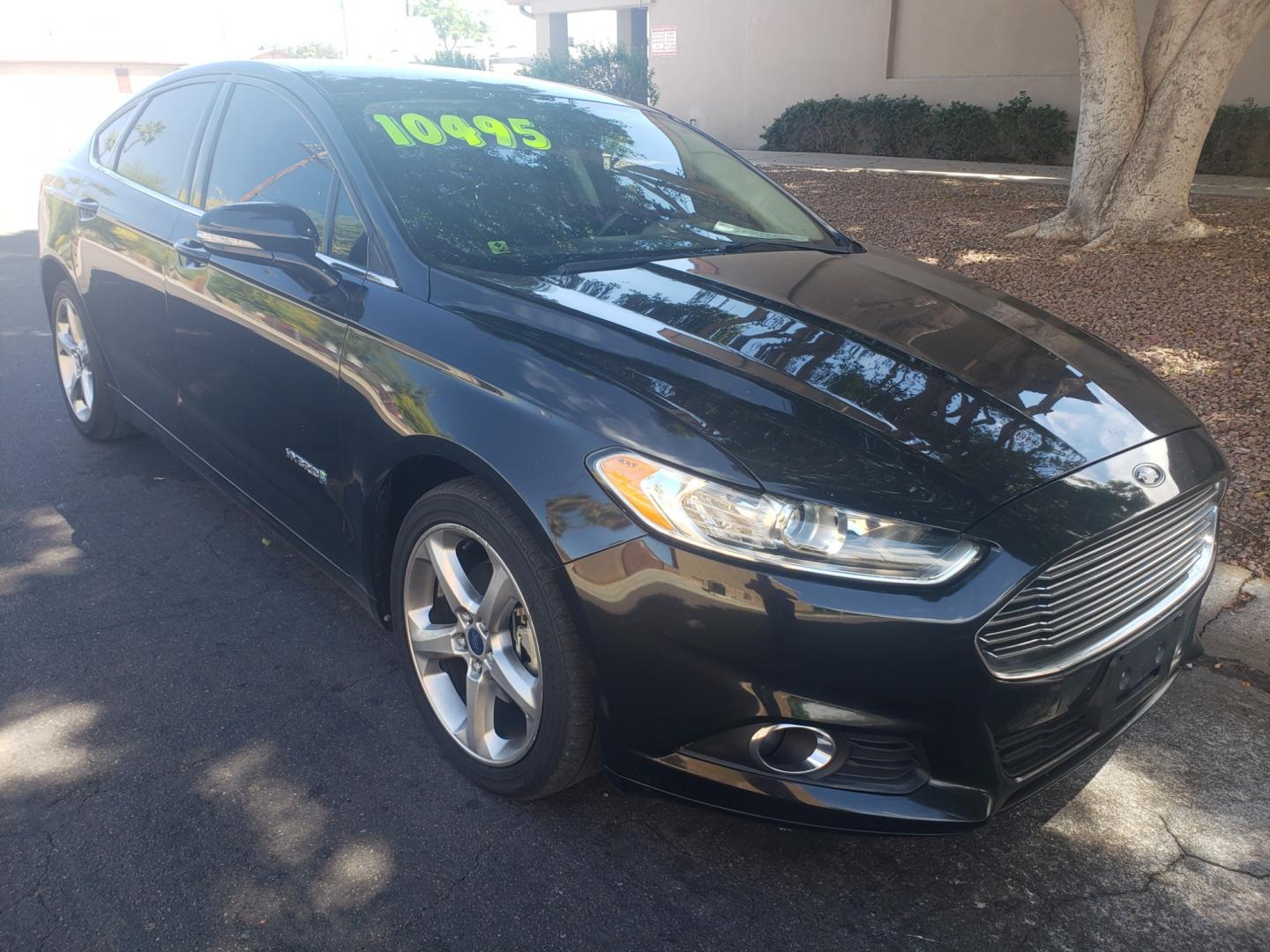2014 /gray and black Ford Fusion Hybrid SE (3FA6P0LU3ER) with an 2.0L L4 DOHC 16V engine, 6-Speed Automatic Overdrive transmission, located at 323 E Dunlap Ave., Phoenix, AZ, 85020, (602) 331-9000, 33.567677, -112.069000 - 2014 Ford Fusion SE Hybrid......EXCELLENT condition,....ONLY 110K MILES!!!..... A Real Must See!!.... No accidents, Power everything, Touch screen Stereo/cd player, Phone sync, Bluetooth, Satellite compatible, Backup camera, Navigation, Ice cold ac, Clean Gray and Black interior with Black cloth sea - Photo#2